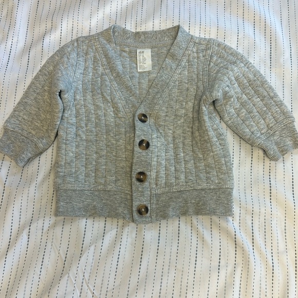 H&M - long sleeve lightly quilted V-neck cardigan  sweater. Size 6 months - Picture 1 of 3